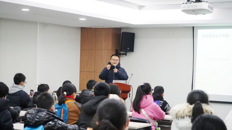 講座中，聲學專家辜磊與學生們進行互動交流